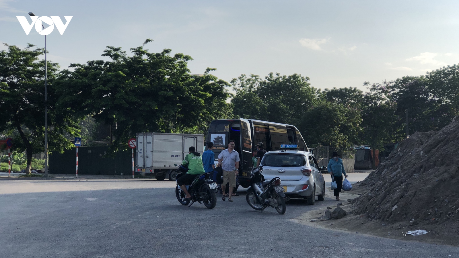 Hà Nội: Xe Limousine biến khu chung cư Đồng Tàu thành...bến xe khách